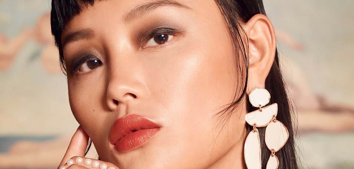 Junge Frau mit roten Lippen und Make-up schaut interessiert